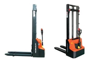 Apilador eléctrico Noblelift PSE12B/N de 1.200 kg, con mástil de elevación, horquillas y timón de control, en color naranja y negro.