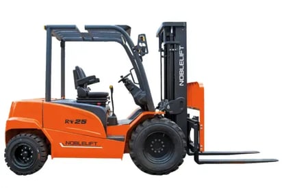 FE2RT18-25 carretilla elevadora eléctrica todoterreno Noblelift con batería de litio, vista lateral completa para trabajos en exteriores e industria. 