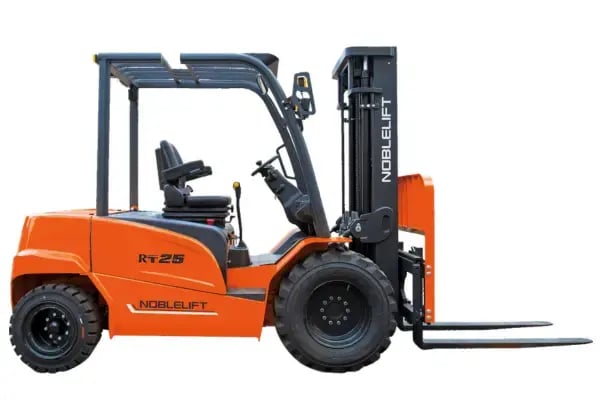 FE2RT18-25 carretilla elevadora eléctrica todoterreno Noblelift con batería de litio, vista lateral completa para trabajos en exteriores e industria.